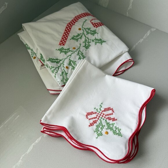 Vintage Oval Tablecloth 9 Napkins Scalloped Cross-Stitched Christmas Holiday - Picture 1 of 16